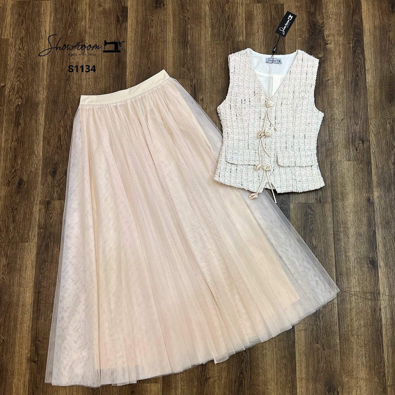 ชุดเซทแฟชั่น เซ็ตเสื้อคอวีแขนกุดผ้าทวีต มาพร้อมกระโปรงผ้ามุ้งยาวดีไซน์เก๋