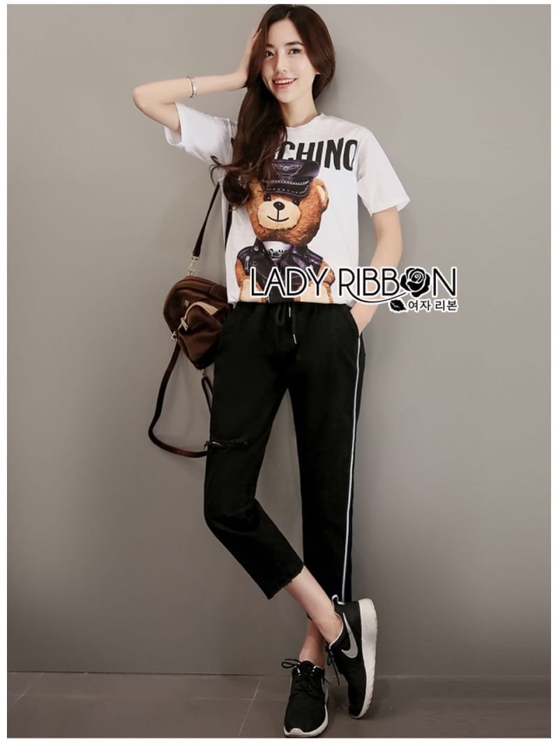 Lady Ribbon's Made Lady Ellen Street Chic Printed T-shirt and Sweat Pants Set เซ็ตเสื้อทีเชิ้ตพิมพ์ลายและกางเกงวอร์มสไตล์สตรีท ลุคนี้เป็นสไตล์แบรนด์ Moschino แบบสตรีทเก๋ๆ ตัวเสื้อเป็นเสื้อยืดแขนสั้น ตรงกลางพิมพ์ลายตุ๊กตาหมี ส่วนกางเกงเป็นการเกง Sweat