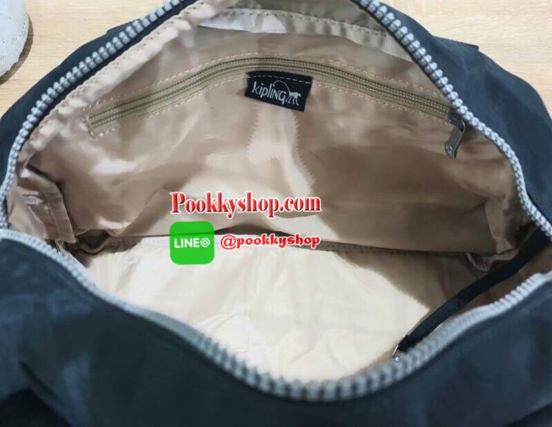 Kipling Women’s Defea Top-Handle Bag กระเป๋าถือหรือสะพายทรงตั้งสวย มีช่องใส่ของแยกเป็นสัดส่วนทั้งด้านในและนอก มีสายสะพายถอดและปรับความยาวได้ฟรีไซส์ มาพร้อมพวงกุญแจลิง น่าใช้คุ้มค่ามากๆจ้า