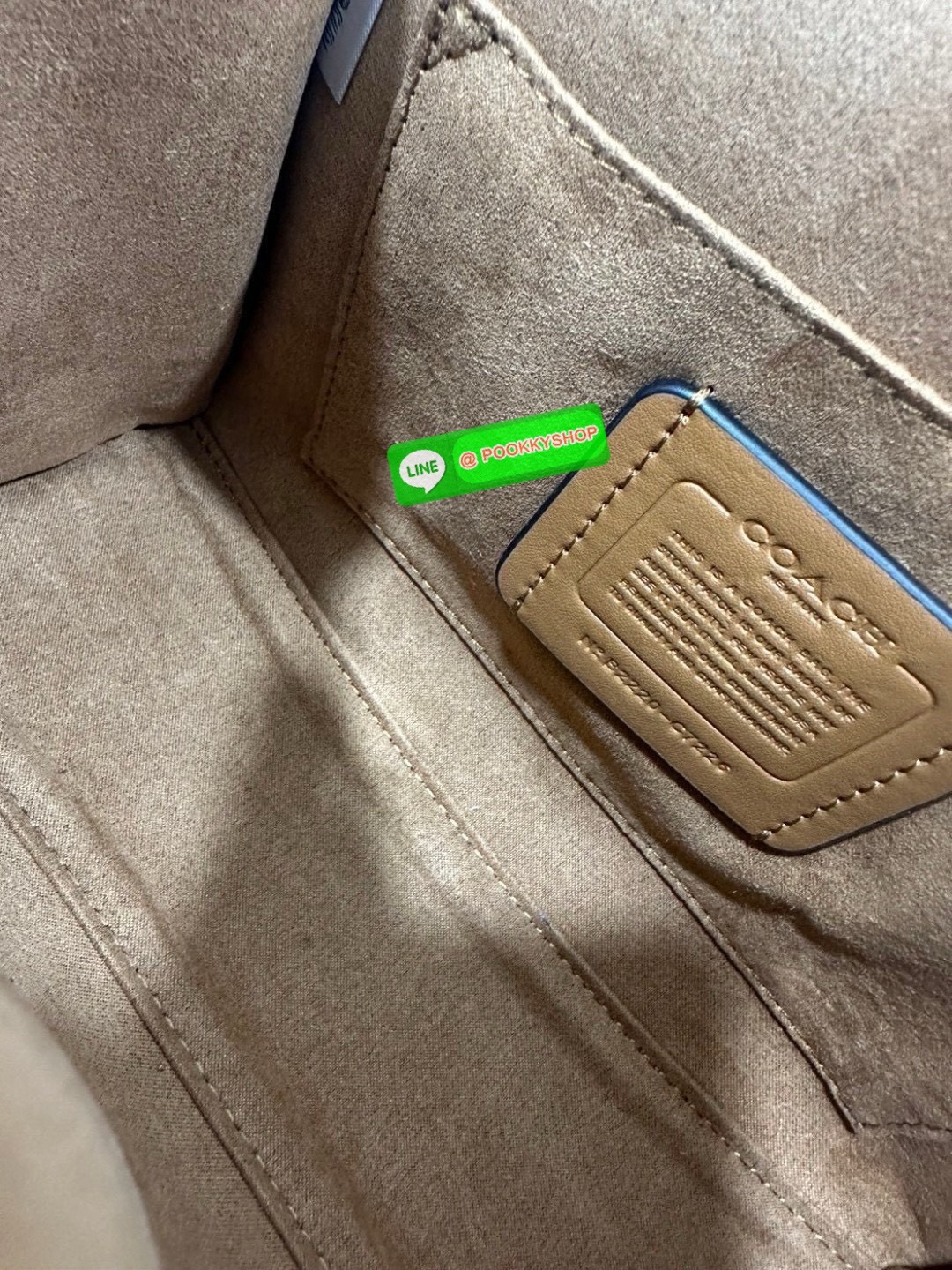 “Classic elegance with a modern twist.” Coach Pepper Satchel – กระเป๋าทรง Satchel ที่ผสานความคลาสสิกและความทันสมัยได้อย่างลงตัว วัสดุคุณภาพเยี่ยม ผสมผสานระหว่างหนังและผ้าแคนวาสลายซิกเนเจอร์ของ Coach เหมาะสำหรับวันทำงานหรือวันพักผ่อน เพิ่มความหรูหราให้กับท