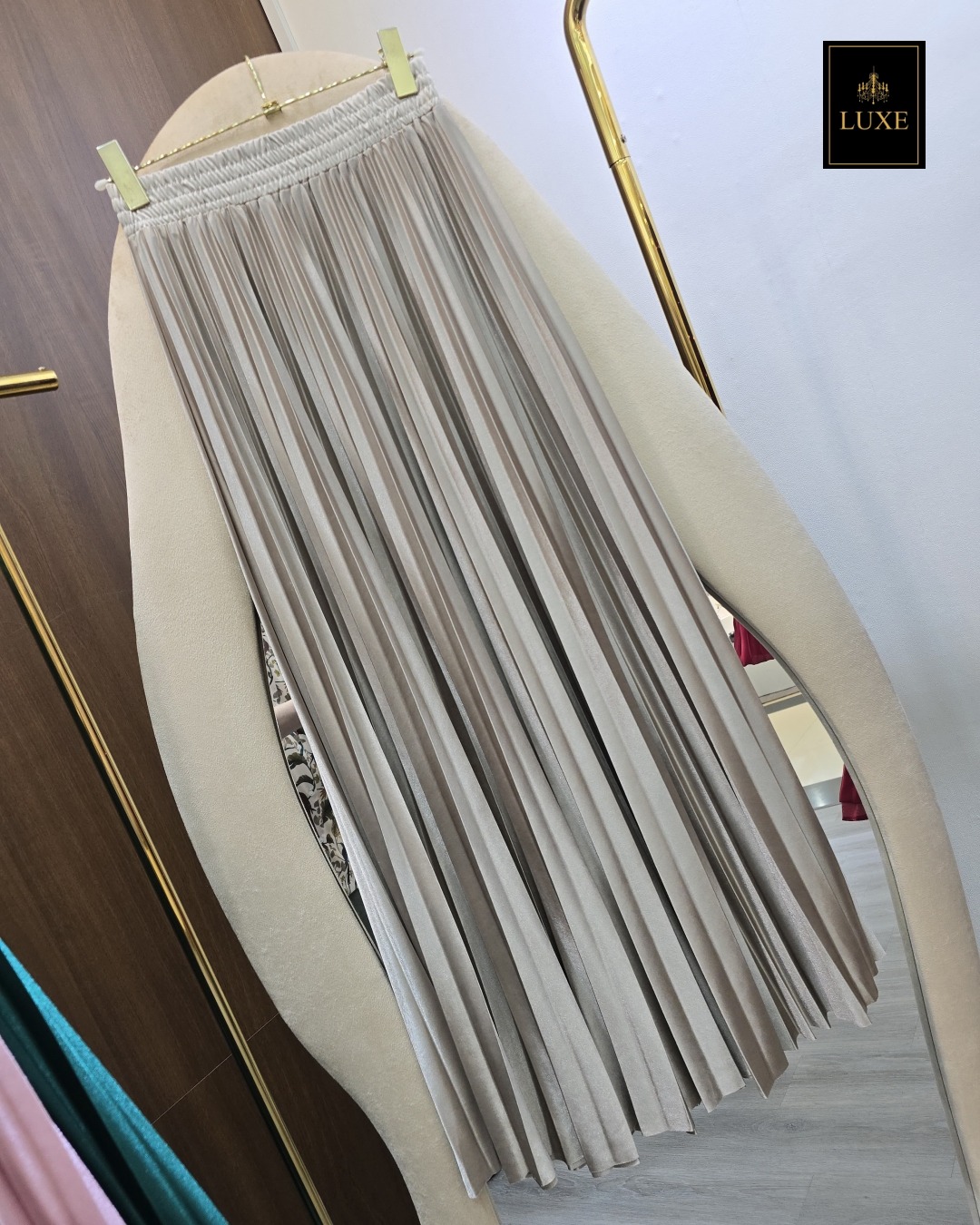 กระโปรงแฟชั่น กระโปรงยาวกรอมเท้า อัดพลีทจีบคม ตัดเย็บประณีต ทำจากผ้าเคปซาติน