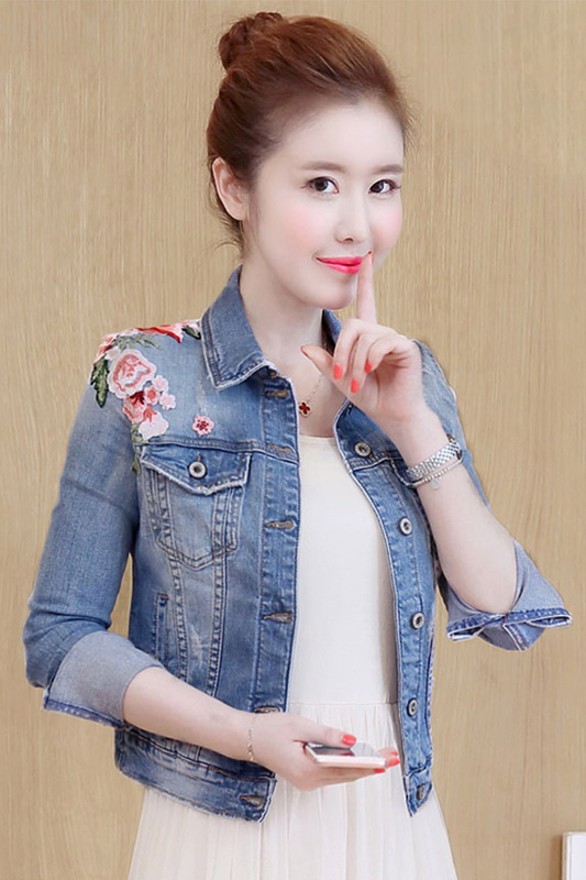 เสื้อผ้าแฟชั่นนำเข้า : แจ็คเก็ตยีนส์ พร้อมส่ง สีฟ้า แขนยาว คอปก แบบติดกระดุม แต่งลายปักดอกไม้ตรงหัวไหล่ด้านขวาเก๋ ยีนส์มีความยืดหยุ่นได้ค่ะ น่ารัก แฟชั่นมาใหม่สไตล์เกาหลี