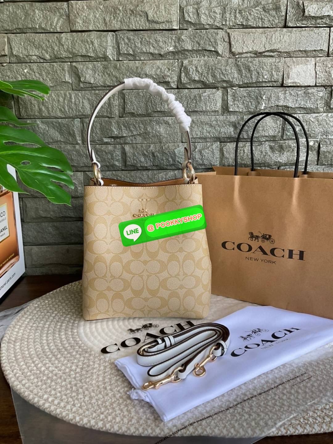 COACH SMALL TOWN BUCKET BAG IN SIGNATURE CANVAS รุ่น 2312 Collection บักเก็ตคลาสสิค รุ่นยอดนิยม กำลังมาแรงมากๆ กระเป๋าสะพายไหล่ และ Cross Body วัสดุหนังแคนวาสอย่างดี มาพร้อมสายสะพายสะพายไหล่ถอดออกไม่ได้ / สายสะพายยาว สายถอดออกได้ มี 3 ช่องใช้งาน