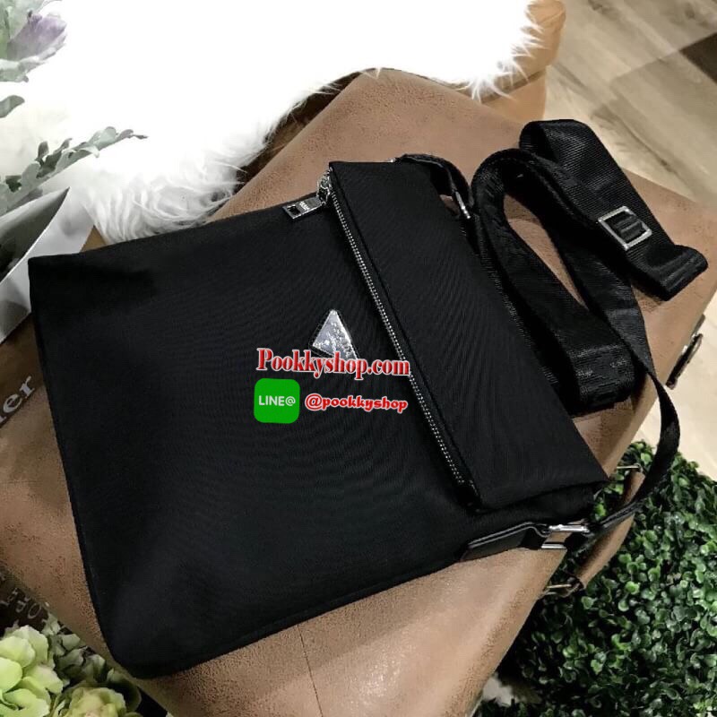 ห้ามพลาด! PRADA MESSENGER BAG VIP GIFT WITH PURCHASE (GWP) กระเป๋าสะพายทรงเหลี่ยมพรีเมี่ยมกิ๊ฟ Limited edition จากเคาน์เตอร์แบรนด์ วัสดุ Nylon เนื้อหนาด้านหน้าประดับโลโก้แบรนด์ดีไซน์คลาสสิคไม่มีเอ้าท์ ขนาดกำลังดี เปิดปิดด้วยซิปสะดวกใช้ ด้านหลังมีช่องซิป ห