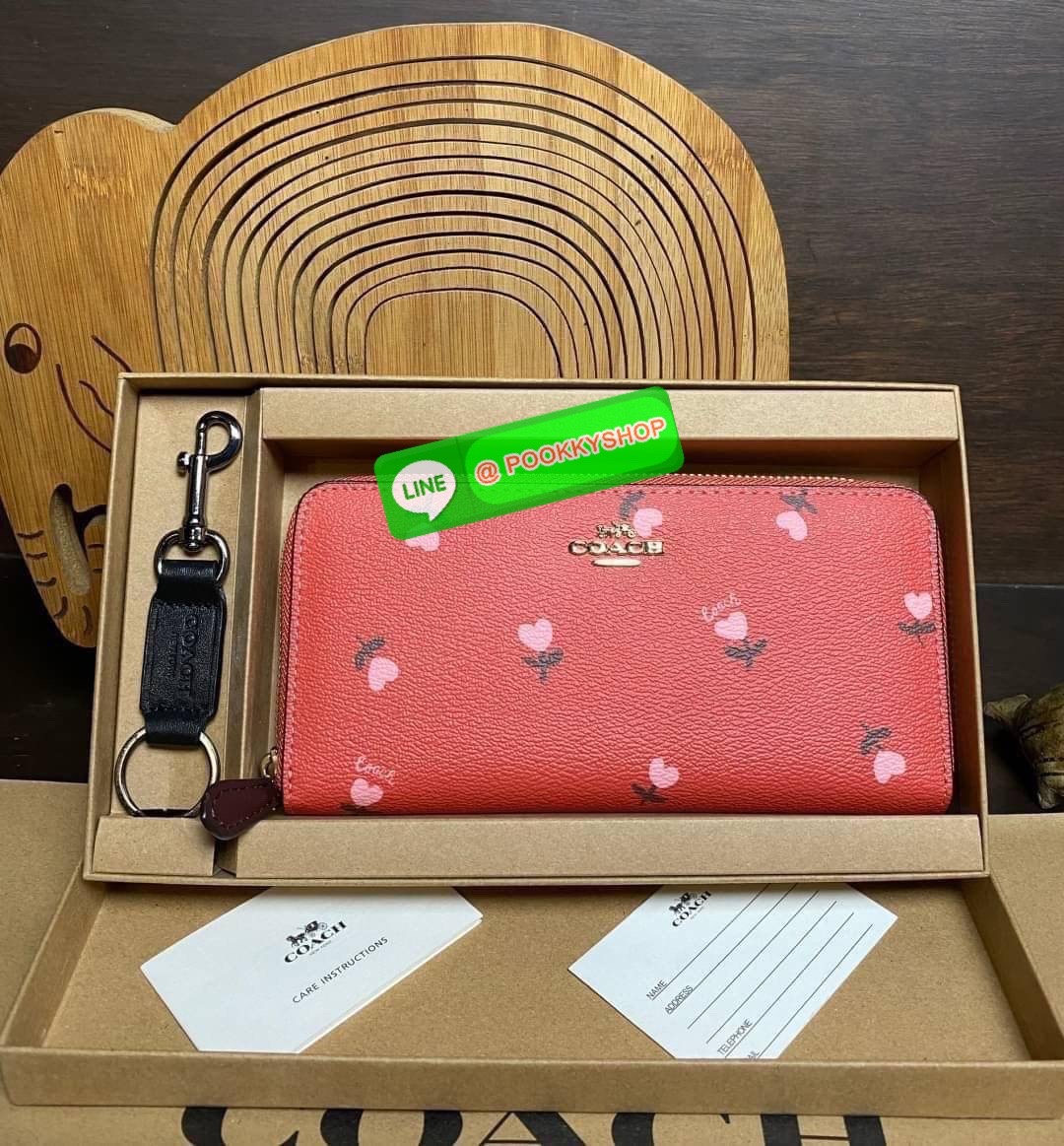 COACH ACCORDION ZIP WALLET IN SIGNATURE CANVAS กระเป๋าสตางค์ใบยาว ซิปรอบ ใช้งานง่าย ด้วยฟังค์ชั้น ด้านใน ใส่บัตรได้จุใจ มีช่องซิปใส่เหรียญตรงกลาง โดนใจหลายๆคนไปเรียบร้อยและคลาสสิค เรียบหรูดูแพงตลอดกาล ยกให้รุ่นนี้เลย