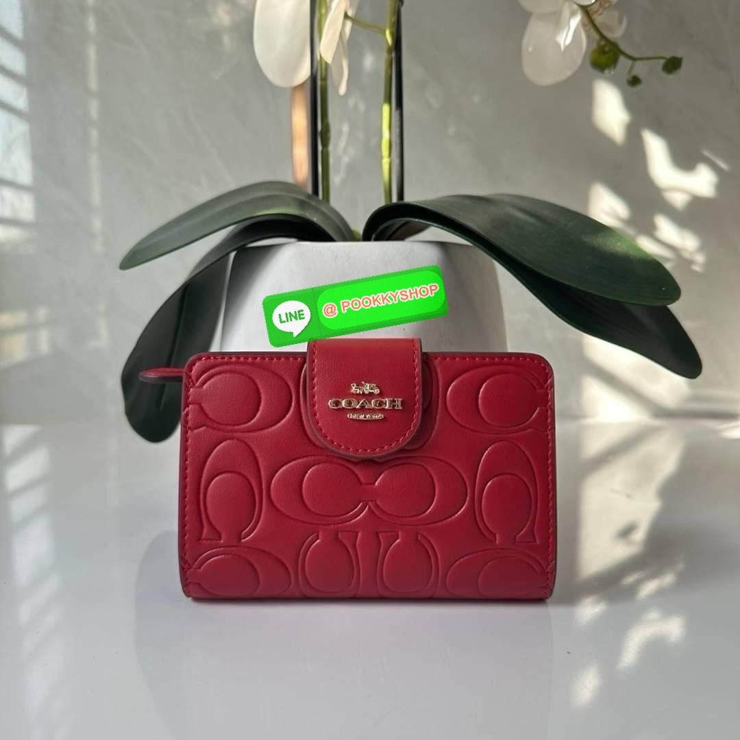 Coach Medium Corner Zip Wallet With Signature Leather 🔖กระเป๋าตังใบกลาง คอลเลคชั่นใหม่ หนังนิ่ม ลายC นูน สวยมาก 🔖วัสดุ: หนังแท้ 🔖เปิด - ปิดแบบกระดุม มีช่องใส่แบงค์ ใส่ธนบัตรได้ทุกชนิด ช่องใส่บัตร ใส่เหรียญ