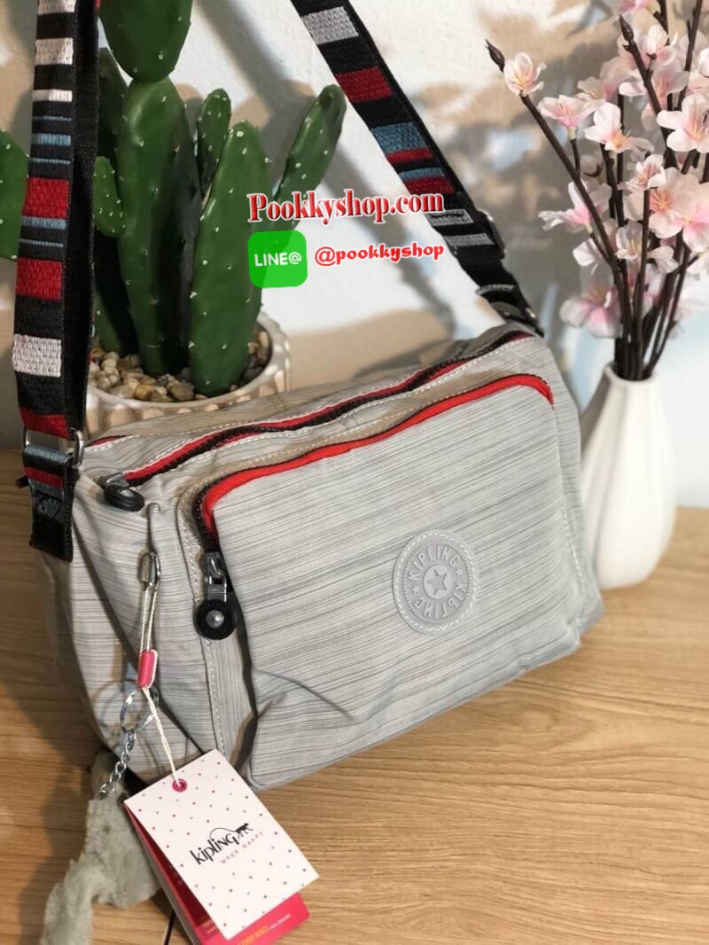 Kipling Reth กระเป๋าสะพายทรงสวย รุ่นยอดนิยมเลยค่ะ สายสะพายปรับระดับสั้น-ยาว เป็นกระเป๋าสะพายเฉียงลำตัวได้ค่ะ ช่องซิปเยอะค่ะ ใส่ของได้เป็นสัดส่วน จุสัมภาระได้ดีเลยค่ะ ทรงสวย สะพายน่ารักมาก ห้ามพลาดเลยค่ารุ่นนี้