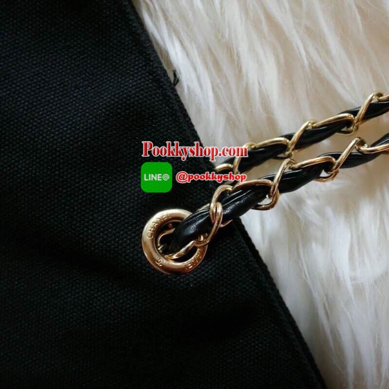 New Arrival!! พร้อมส่งที่ไทย ตามคำเรียกร้อง CHANEL VIP CANVAS TOTE BEAUTY GIFT TOTE CANVAS SILVER HARDWARE CHAIN STRAPS วัสดุทำจาก ผ้าแคนวาสหนา บุด้วยผ้าซับอีกชั้น ด้านหน้ามีโลโก้แบรนด์ ตรงอะไหล่ปั้มแบรนด์ทุกจุด ตัวสายทำจากโซ่ เรียบ หรู ดูดี ใส่ของได้เยอะ