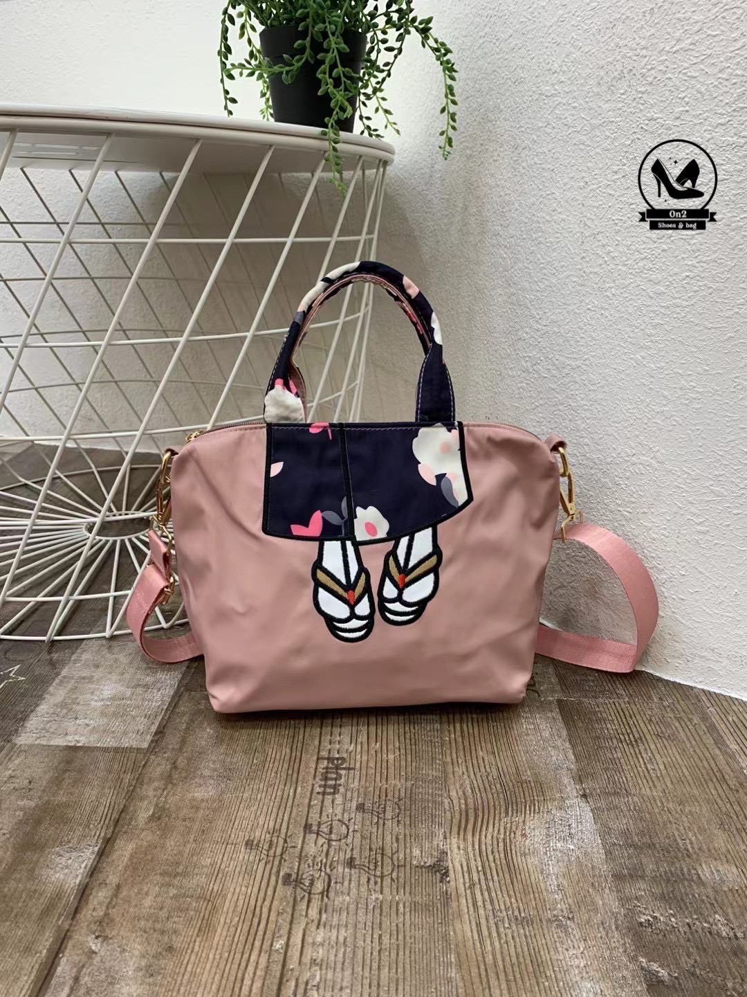 กระเป๋าทรงชอปปิ้ง shoping bag แบรนด์ mis zapatos วัสดุตัวกระเป๋าทำจากผ้ากันน้ำอย่างดี อะหลั่ยสีทอง water proof ด้านหน้าลายน่ารักมากๆ ด้านหลังมีช่องซิป มาพร้อมสายยาว ทำจากผ้ากันน้ำตัวเดียวกับกระเป๋า สามารถปรับระดับได้