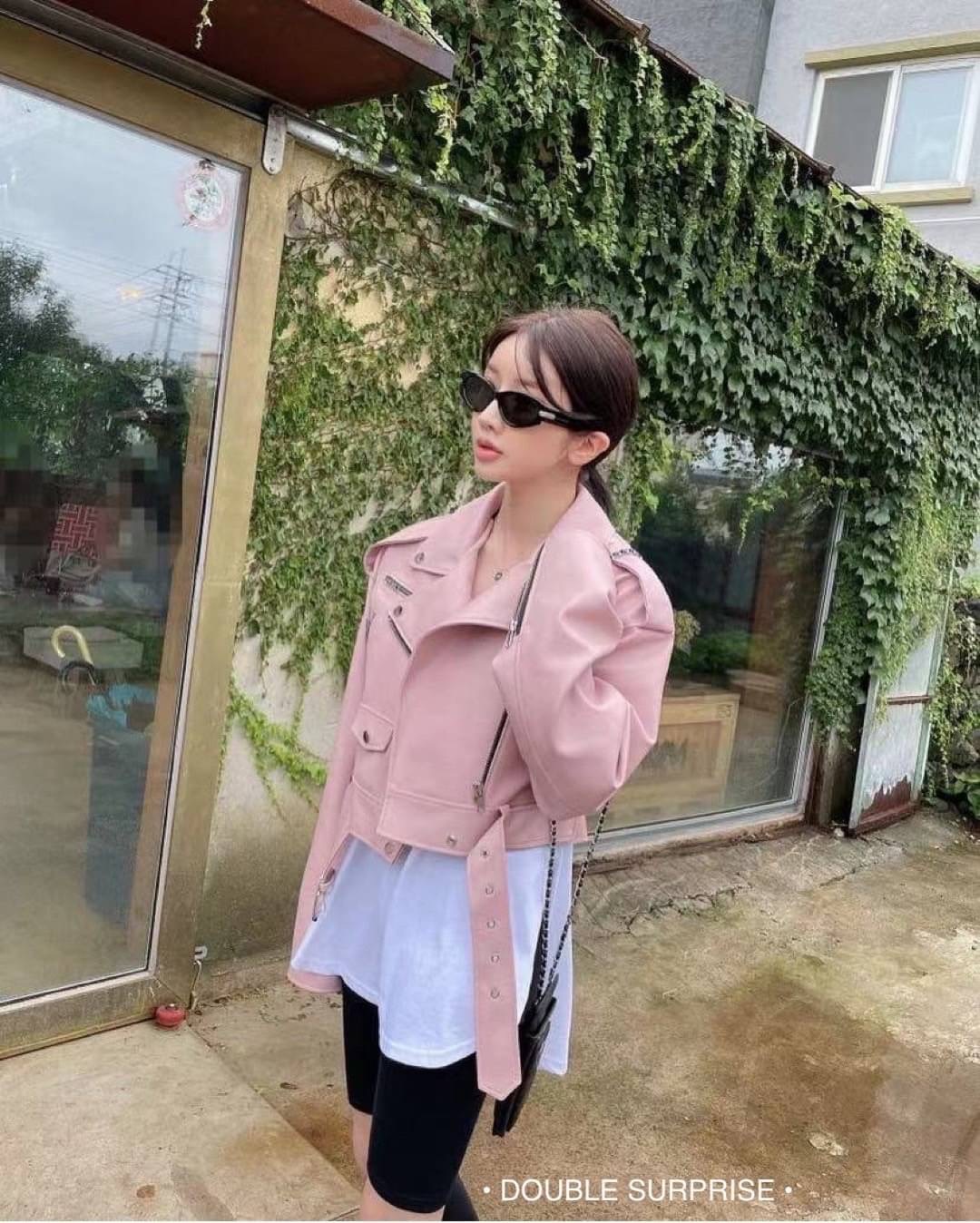 NEW ARRIVALS เสื้อJACKETหนัง คอปกทรงสวยเลยค่ะ งานติดซิปด้านหน้าและปลายแขน เจาะกระเป๋ารูดซิปได้ ชายเสื้อมีเข็มขัด งานมีซับในอย่างดี ใส่สวยทั้ง2สี น่ารักมากๆค่ะ (DOUBLE SURPRISE bydressmepls.)