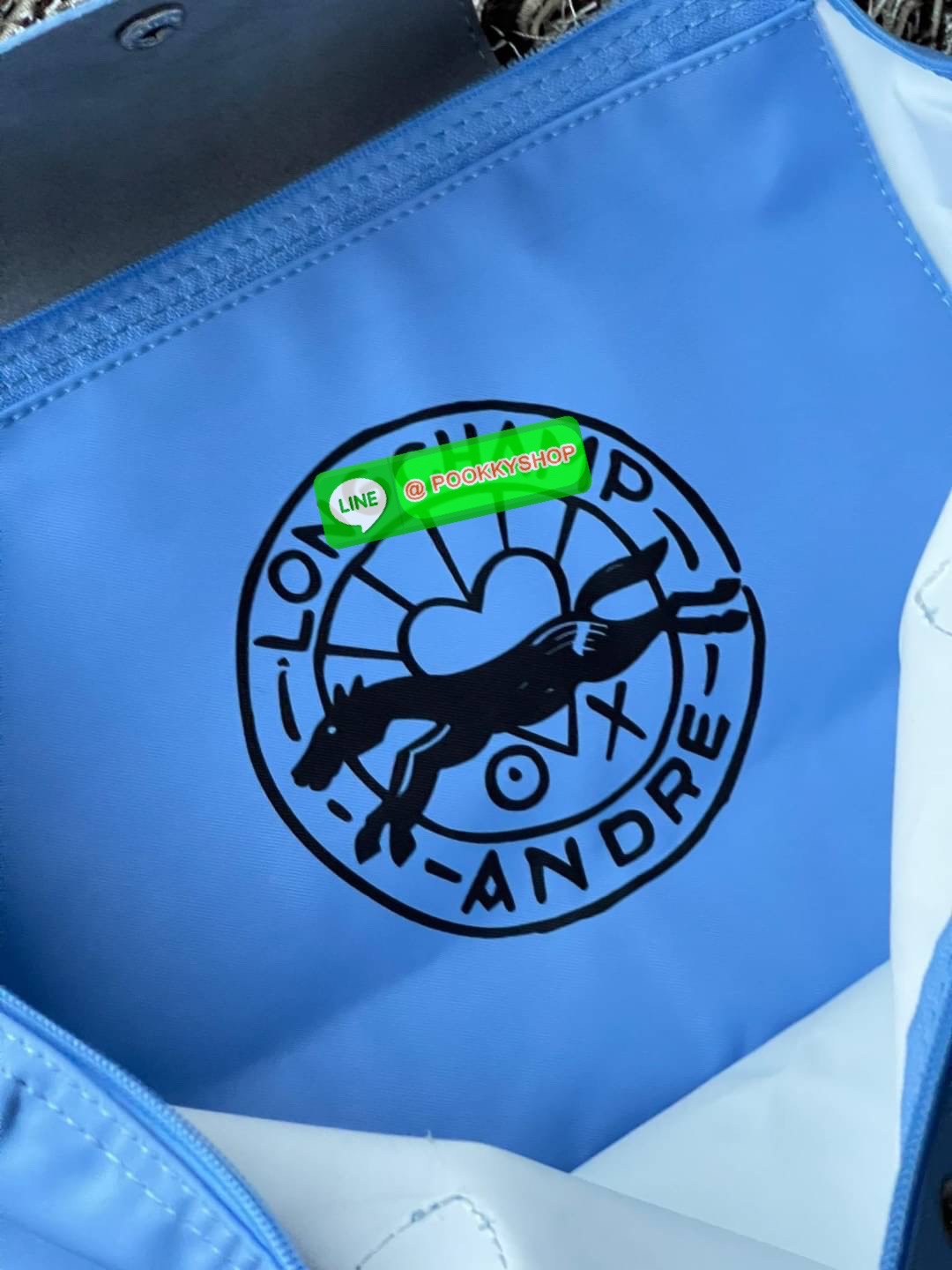 ð Longchamp x AndrÃĐ Le Pliage Large Shoulder Bag āļāļāļĨāđāļĨāļāļāļąāđāļāļŠāļļāļāļāļīāđāļĻāļĐāļāļēāļāļĨāļāļāļāļāļāļāđ âLongchamp & AndrÃĐâ āļāļĩāđāļĄāļĩāļĻāļīāļĨāļāļīāļāļāļĢāļēāļāļīāļāļĩāđāļāļ·āđāļāļāļąāļ āļāļąāļāđāļāļĢ āļāļēāđāļĢāļ§āļē (Mr. AndrÃĐ Saraiva) āđāļāđāļēāļāļāļāļāļēāđāļĢāļāđāļāļāļĢāđāļāļēāļĢāđāļāļđāļāļŠāļļāļāļĢāđāļēāđāļĢāļīāļāļāļĒāđāļēāļ âāļĄāļīāļŠāđāļāļāļĢāđāđāļ (Mr. A)â āļĄāļēāļĢāđāļ§āļĄāļāļāļāđāļāļāļāļĢāļ°āđāļāđāļēāļāļāļĨāđāļĨāļāļ