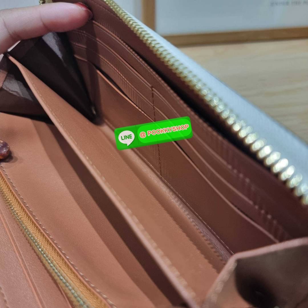 COACH CF521 LONG ZIP AROUND WALLET WITH SIGNATURE MONOGRAM 🔆 Details กระเป๋าสตางค์ใบยาว คอลเลคชั่นใหม่ กับดีไซน์ใหม่ ฉีกกฏทุกการดีไซน์ ด้วยลวดลายโมโนแกรมรอบใบโดดเด่น สะดวกใช้งานด้วยสายคล้องมือที่สามารถถอดออกได้ พกพกง่ายที่สุด รูดใช้งานด้วยซิปรอบใบ