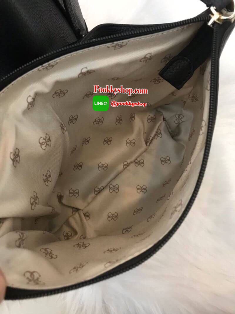 GUESS HEIDI HAMMERED EFFECT BAG 2 in 1กระเป๋าสะพายจาก Guess factory วัสดุ PU คุณภาพดี นิ่ม น้ำหนักเบา ด้านหน้าประดับด้วยโลโก้แบรนด์สุดหรู เปิดปิดกระเป๋าด้วยกระดุมแม่เหล็กและซิป ด้านในโล่งกว้างมีช่องสำหรับใส่ของด้านข้างกระเป๋าเพิ่มอีก2ช่องใช้งาน รุ่นนี้มาพ