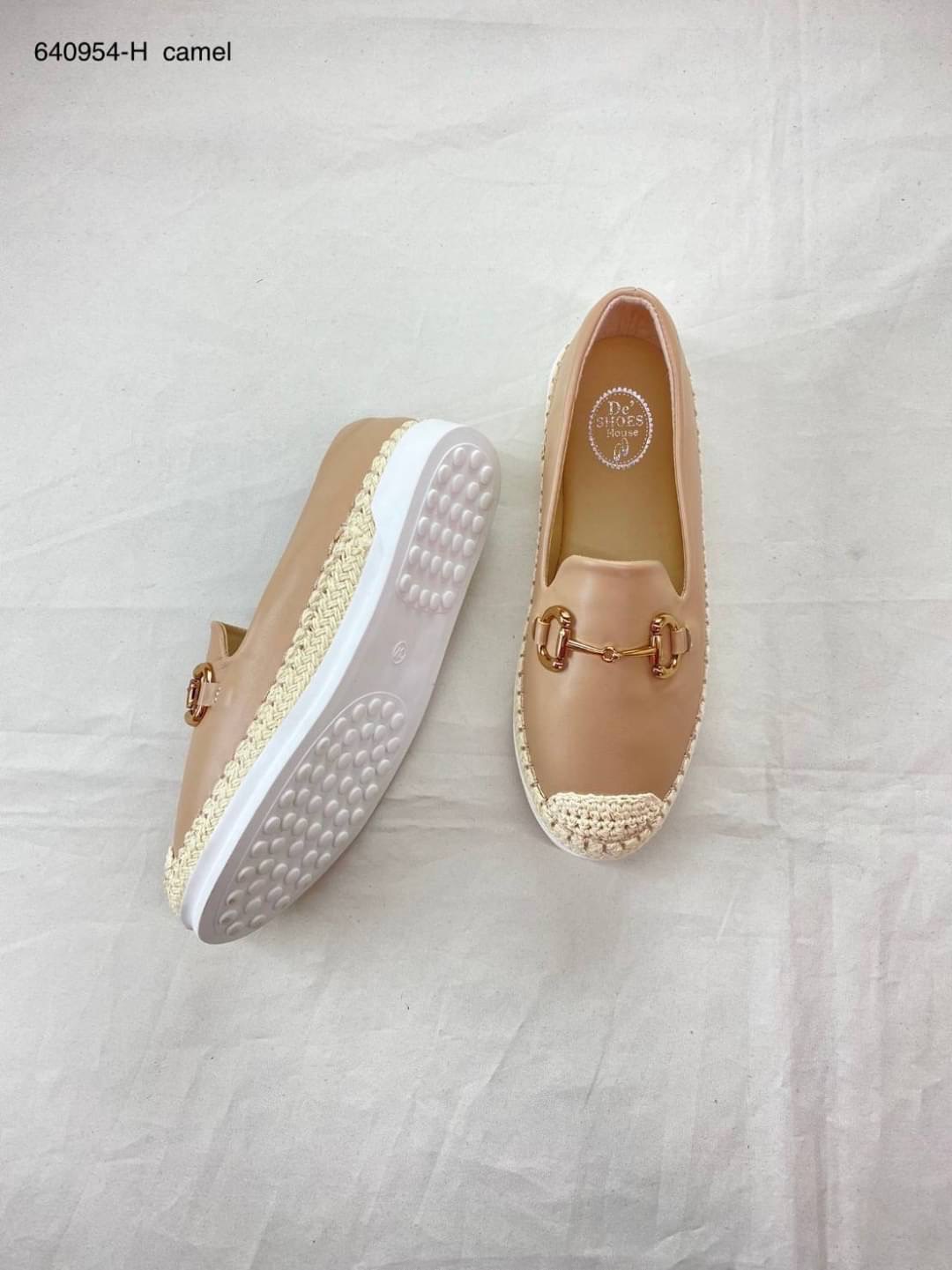 สินค้าขายดี พร้อมส่ง อร๊ายย รองเท้า slip on เป็นงานเรียบๆ แต่ดูดีมากค่า รุ่นที่สาวๆตามหามาแล้วจ้า งานสวยๆเกร๋ๆ ต้องรุ่นนี้เลยคะ รองเท้ารุ่นนี้สาวๆควรมีติดตู้ จะแมตช์กับกระโปรง👗หรือกางเกง👖 ก็น่ารักของมันต้องมีค่า