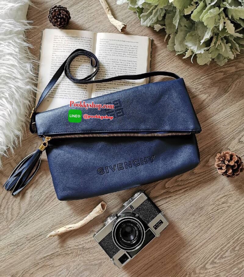 Best Seller!! Givenchy Parfums Black Leather Clutch (Premium From Counter Brand) กระเป๋าสะพายหนังนิ่มเรียบ Polyester100% สีดำเเบบสวยดูดีคลาสสิคไม่มีเอ้าท์ เปิดปิดด้วยซิป อะไหล่ทอง หัวซิปประดับพู่ ด้านหน้าปั้มโลโก้ GV ตัวใหญ่ ภายในมีช่องเล็กใส่ ipad กระเป๋