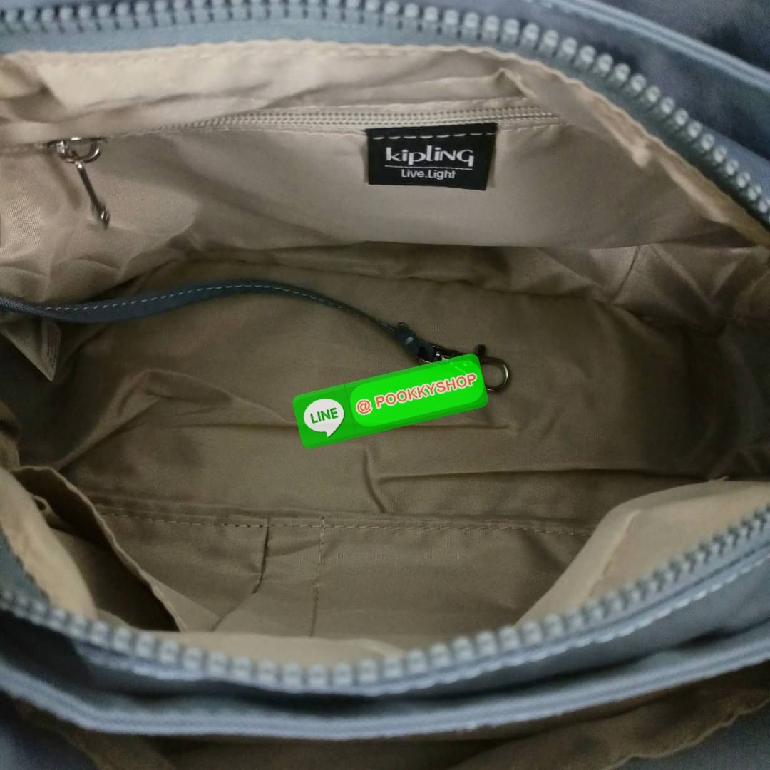 Kipling Damen Orelie Henkeltasche handbag กระเป๋าถือหรือสะพาย ขนาดกลาง วัสดุ Nylon 100% หูถือสูง 7 นิ้ว สายสะพายยาว 126ซม. มีช่องแยกใช้งานหลายช่อง ประกอบด้วย -ด้านหน้า ช่องซิปลึกถึงฐานกระเป๋า -ด้านหลัง ช่องซิปลึกถึงฐานกระเป๋า -ช่องใช้งานหลักด้านใน 3 ช่อง