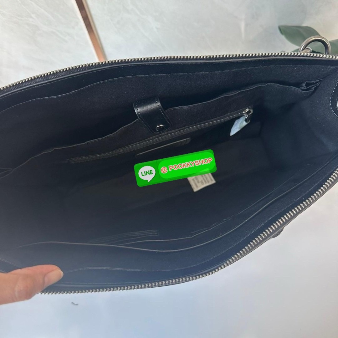 COACH GRAHAM ZIP BRIEF (CE439) 🔖กระเป๋าใส่โน๊ตบุ๊คใส่เอกสารใบใหญ่ 🔖วัสดุ:หนังแท้ทั้งใบ 🔖เปิดปิดด้วยซิป ภายในกว้าง มีช่องย่อยใส่ของจุกจิก ช่องใส่บัตร ใส่เอกสารและของสำคัญได้เยอะ 🔖สายสะพายสามารถถอดออกและปรับระดับได้คะ