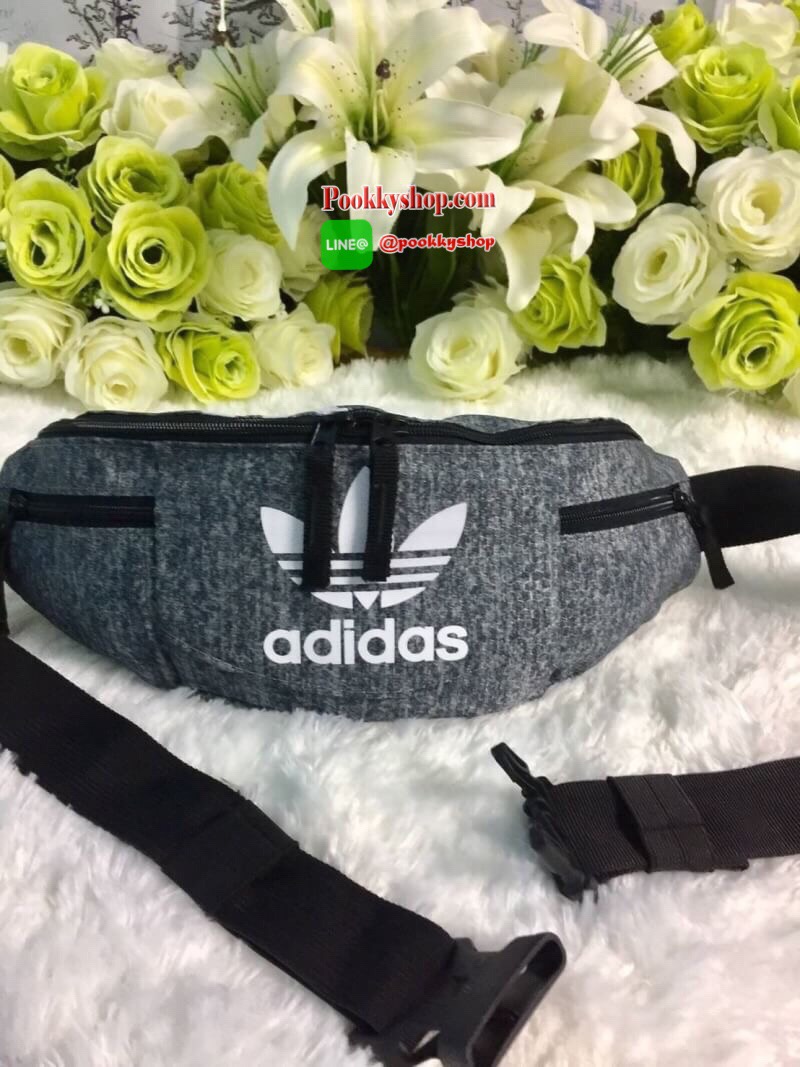 พร้อมส่ง ..... Adidas Originals National Waist Pack Factory กระเป๋าคาดอกและเอว เป็นอีกรุ่นที่ได้รับความนิยมเป็นอย่างมาก ด้วยแบบและดีไซน์ขนาดที่พอเหมาะ ใช้ได้ทุกเพศทุกสไตล์ กระเป๋าทำจากผ้าไนลอนลื่น น้ำหนักเบา ขนาดกำลังดี ดีจุของได้เยอะคะ เปิด-ปิดด้วยซิป ด้