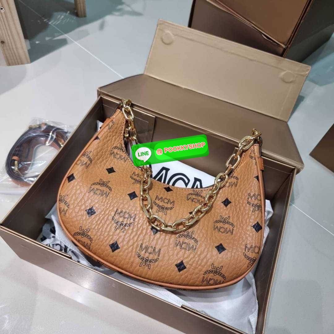 MCM AREN CRESCENT HOBO IN VISETOS ใหม่ล่าสุดก่อนใคร สวยได้ไม่ต้องรอ กับคอลใหม่ลุคลูกคุณ รูปทรง half moon ยอดฮิต ตอบโจทย์ได้ทุกลุค ทุกไลฟ์สไตล์ ใช้งานได้ง่ายคล่องตัว กับกระเป๋าสะพายข้าง ที่มาพร้อมสายโซ่คล้องด้านหน้า และสายหนังครอสบอดี้ ปรับเปลี่ยนการใช้งาน