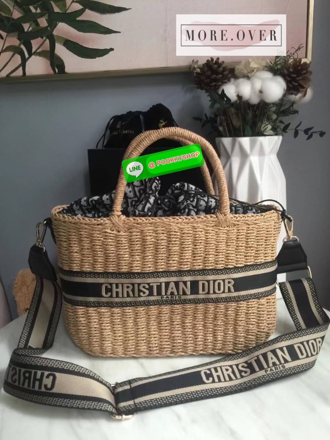 ทรงนี้จุของได้เยอะค่ะ ดาราเซเลปใช้กันเยอะเลยจ้า สาวๆ ต้องมีนะจ๊ะใบนี้น่ารักมากค่ะ แมทกับเสื้อผ้าได้ง่าย ดูเรียบหรูค่ะ กระโปรงสาน Chistian Dior แต่งลายชื่อแบรนด์ มีสายยาวครอสบอดี้ได้ค่ะ หรือจะถือก็น่ารักมากค่ะ ลุคคุณหนูมากค่ะ งานคุณภาพการันตี