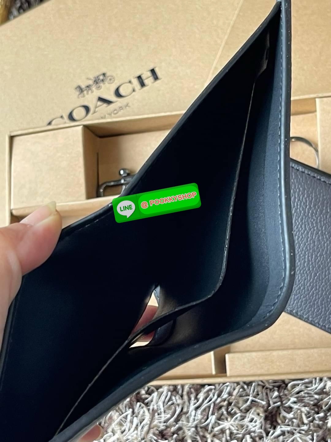 COACH BOXED 3-IN-1 WALLET GIFT SET IN SIGNATURE ชุดเซ็ทกระเป๋าสตางค์และพวงกุญแจจาก Coach กระเป๋าสตางค์หนังแคนวาสพิมพ์ลายทั้งใบ โดดเด่นด้วยดีไซน์เรียบหรู ร่วมสมัย และมีเอกลักษณ์เฉพาะตัว ด้านในประกอบด้วยช่องใส่ธนบัตร 2 ช่อง ช่องใส่บัตร 8 ช่อง และช่องว่างด้า