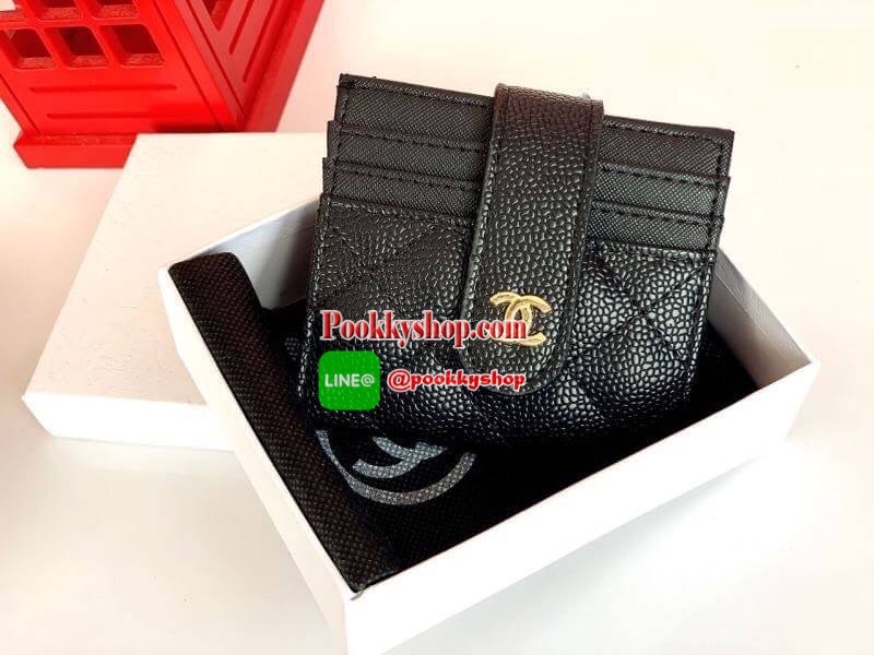 NEW ARRIVAL! หายากค่ะ Chanel Card Holder กระเป๋าใส่นามบัตร Gift With Purchase พรีเมี่ยมกิ้ฟจากต่างประเทศ วัสดุหนังคาเวียร์ สีดำมีโลโก้อะไหล่ทอง / อะไหล่เงิน มีช่องใส่บัตรด้านหน้า 3 ช่อง ด้านหลังอีก 10 ช่อง ซับในปั้มแบรนด์ ด้านบนใส่แบงค์พันได้ สวยดูดี สะดว