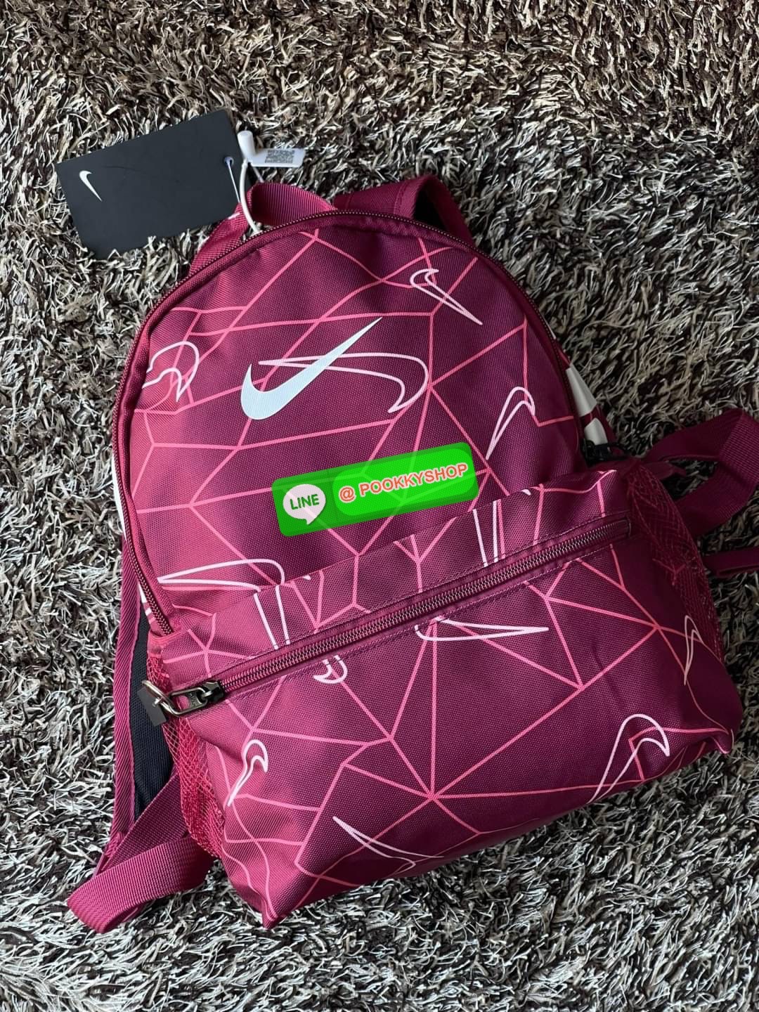 💕NIKE Brasilia Just Do It เตรียมพร้อมก่อนออกเดินทางด้วยกระเป๋าเป้สะพายหลังจาก NIKE รุ่น Brasilia Just Do It ด้วยภายในที่กว้างขวางสำหรับจัดเก็บสัมภาระที่หลากหลายไม่ว่าจะเป็นสมุดหนังสือ ดินสอหรือเครื่องเขียนสำหรับไปโรงเรียนหรือใส่ขวดน้ำเตรียมพร้อมเด