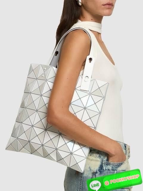 BAOBAO ISSEY MIYAKE QUATRO กระเป๋าไอคอนิกที่ไม่เคยตกเทรนด์! เรียบหรู แต่มีดีไซน์สะดุดตา โครงสร้างสามเหลี่ยมเอกลักษณ์เฉพาะของแบรนด์ ด้านในบุผ้า มีช่องซิปสำหรับเก็บของ น้ำหนักเบา สะพายสบาย ใส่ของได้เยอะมาก