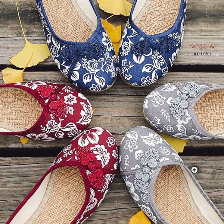 สินค้าพร้อมส่ง รองเท้าคัชชูส้นเตี้ยกี่เพ้าแบบสวม วัสดุผ้าแคนวาส ลายดอกท้อ สวย ใส่แมทง่าย พื้นยางกันลื่น น้ำหนักเบา สวมใส่สบายค่ะ