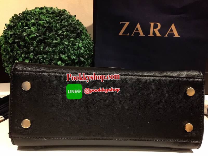 ZARA Convertible Backpack With Scarf กระเป๋าถือหรือสะพายรุ่นแนะนำดีไซน์เก๋วัสดุหนัง Saffiano สีดำอยู่ทรงสวยหรูสไตล์ PRADA โดดเด่นที่มาพร้อม Scarf พันหูหิ้วเเยกใช้ได้ เปิดปิดด้วยตัวล๊อคกด ด้านข้างมีกระดุมปรับขยาย ภายในมีโลโก้ สามารถใส่กระเป๋าสตางค์ใบยาวของ