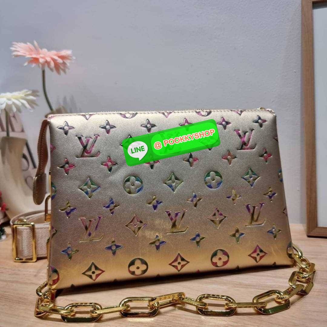 NEW IN!! LV HANDLE POUCH MONOGRAM LIMITED EDITION กระเป๋าสะพายกึ่งคลัชท์ สุดล้ำ ดีไซน์ใหม่ สีลิมิเต็ด ล่าสุดจากเคาน์เตอร์ duty free มาแรงมาก ด้วยความสวยปังตั้งแต่แรกเห็น วัสดุหนังแกะปั๊มลายสวย มาพร้อมสาย 2 เส้น เชิดๆสับๆ มีสายโซ่ที่มีดีเทลละเอียดไม่ซ้ำ แล