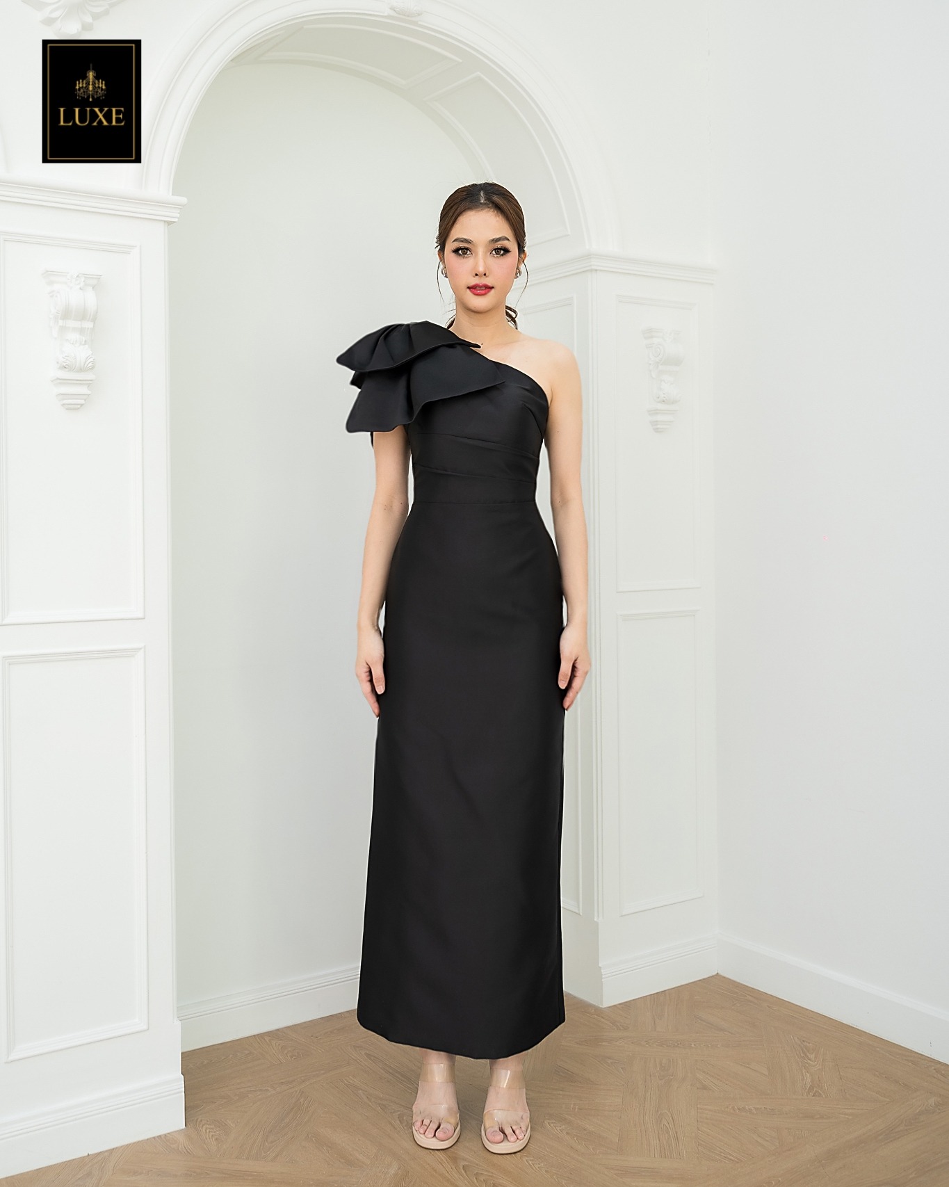 เดรสแฟชั่น เดรสเสื้อไหล่เดียวแขนกุด กระโปรงยาวทรงตรง แต่งโบว์ไซส์ใหญ่ที่ไหล่ขวา