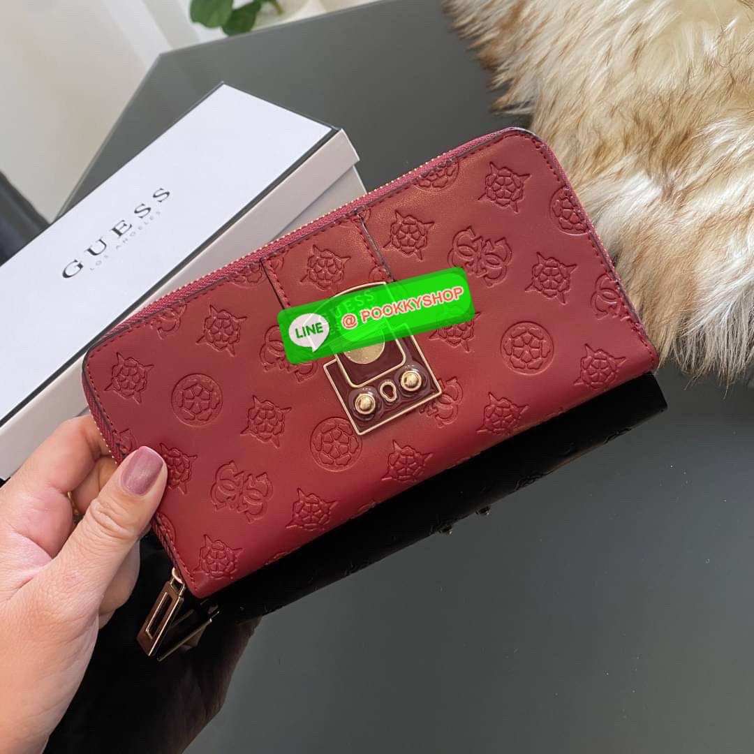 Guess Long Wallet กระเป๋าเงินใบยาวซิปรอบ ด้านหน้ามีโลโก้แบรนด์สีเข้ากระเป๋าสวยสะดุดตา รุ่นนี้มีสายคล้องมือมาให้ เพื่อใช้งานง่ายและสะดวกมากยิ่งขึ้น ด้านในมีช่องใส่ธนบัตร ช่องใส่บัตร และช่องซิปใส่เหรียญค่ะ