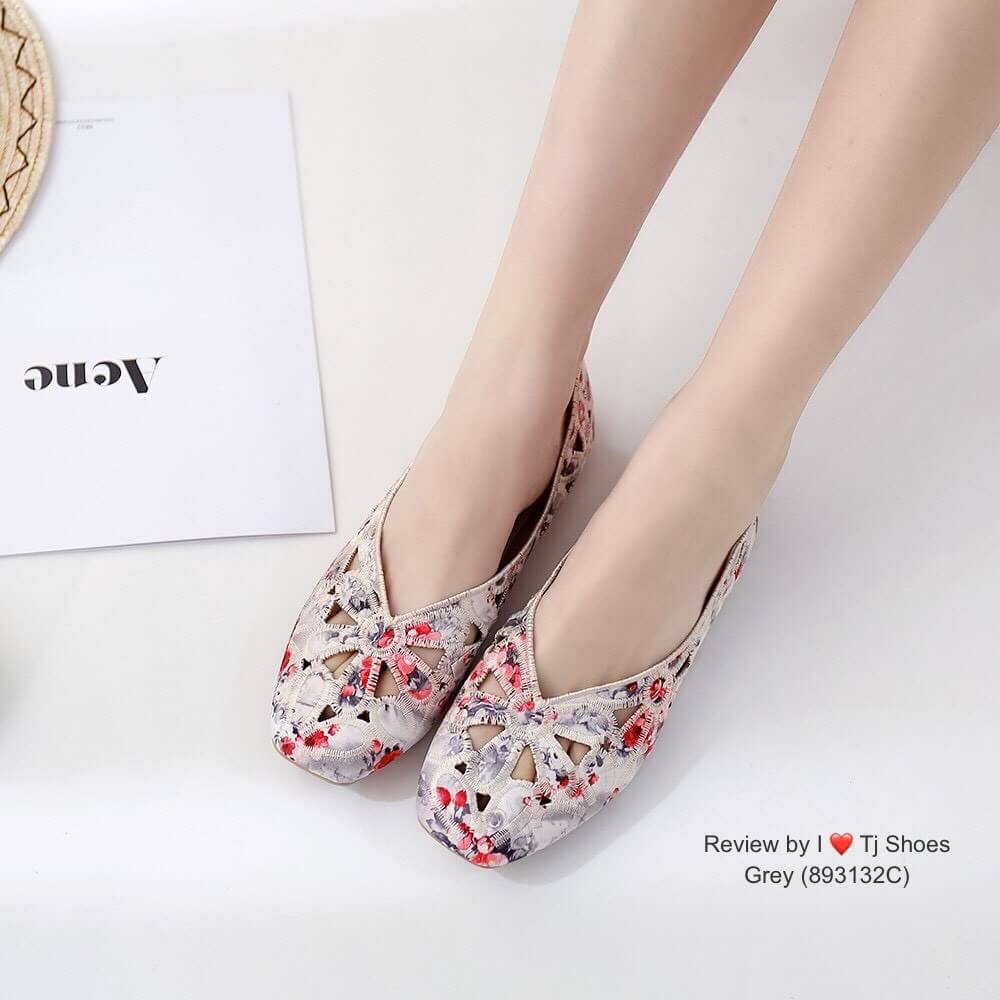 พร้อมรองเท้าคัชชูเพื่อสุขภาพ ที่สวยเกร๋สุดๆ รุ่นนี้เป็นงานสั่งทำพิเศษ วัสดุเกรดพรีเมี่ยมทั้งหมด ผ้าลายนี้เกร๋มาก น้ำหนักเบา สวมใส่ง่าย พื้นมีรูระบายอากาศใส่แล้วเท้าไม่อับ รุ่นนี้ใส่นิ่มมากนิ่มสุดๆเดินทั้งวันได้สบายๆ แมทกับชุดอะไรก็เกร๋ก้สุดๆ แถมใส่ได้เรื่