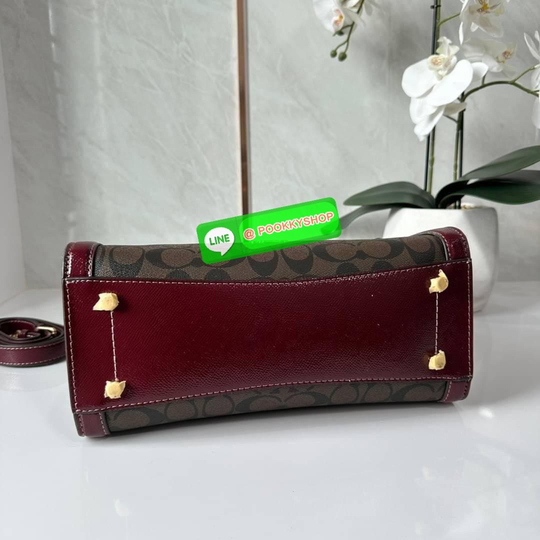 COACH ZOE CARRYALL IN SIGNATURE CANVAS (F87665) 🔖กระเป๋าถือหรือสะพาย ผู้ดีคุณนาย 🔖วัสดุหนังแคนวาส ตัดขอบหนังแท้ 🔖🔖เปิด-ปิดด้วยซิปคู่ ตกแต่งด้วยตัวล็อคแม่กุญแจห้อยด้านหน้า ด้านในเป็นช่องกว้างใส่ของได้เยอะ 🔖สายสะพายยา