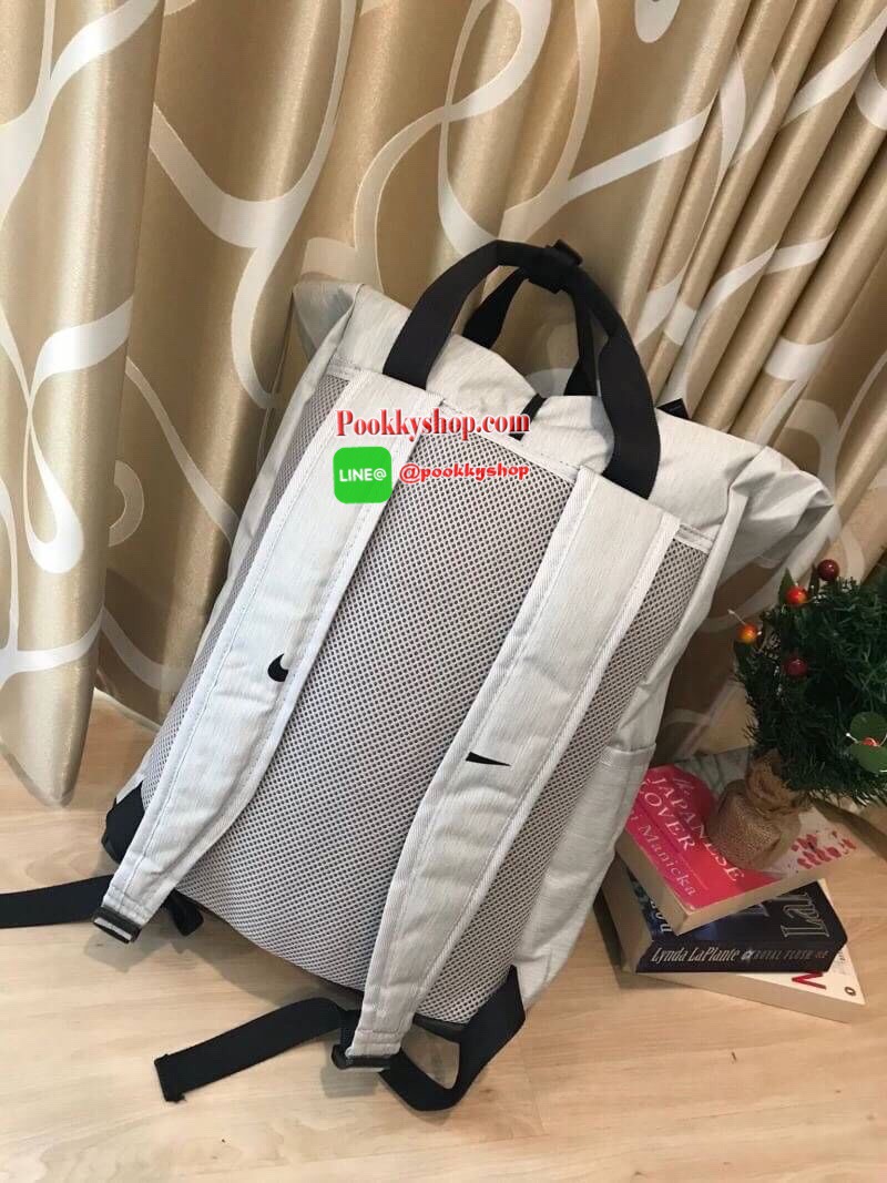 Nike Radiate Backpack เป้สะพายหลังที่โดดเด่นด้วยดีไซน์ส่วนใส่ของด้านบน และช่องกระเป๋ามากมายเพื่อให้เก็บของได้ไม่ตกหล่น วัสดุโพลีเอสเตอร์ 100% มีเปิดปิดถึง2ชั้น มีช่องใส่แล็ปท็อปช่วยปกป้องอุปกรณ์ของคุณ พร้อมกระเป๋าด้านหน้าที่เจาะรูด้วยเลเซอร์เพื่อเป็นช่องเ