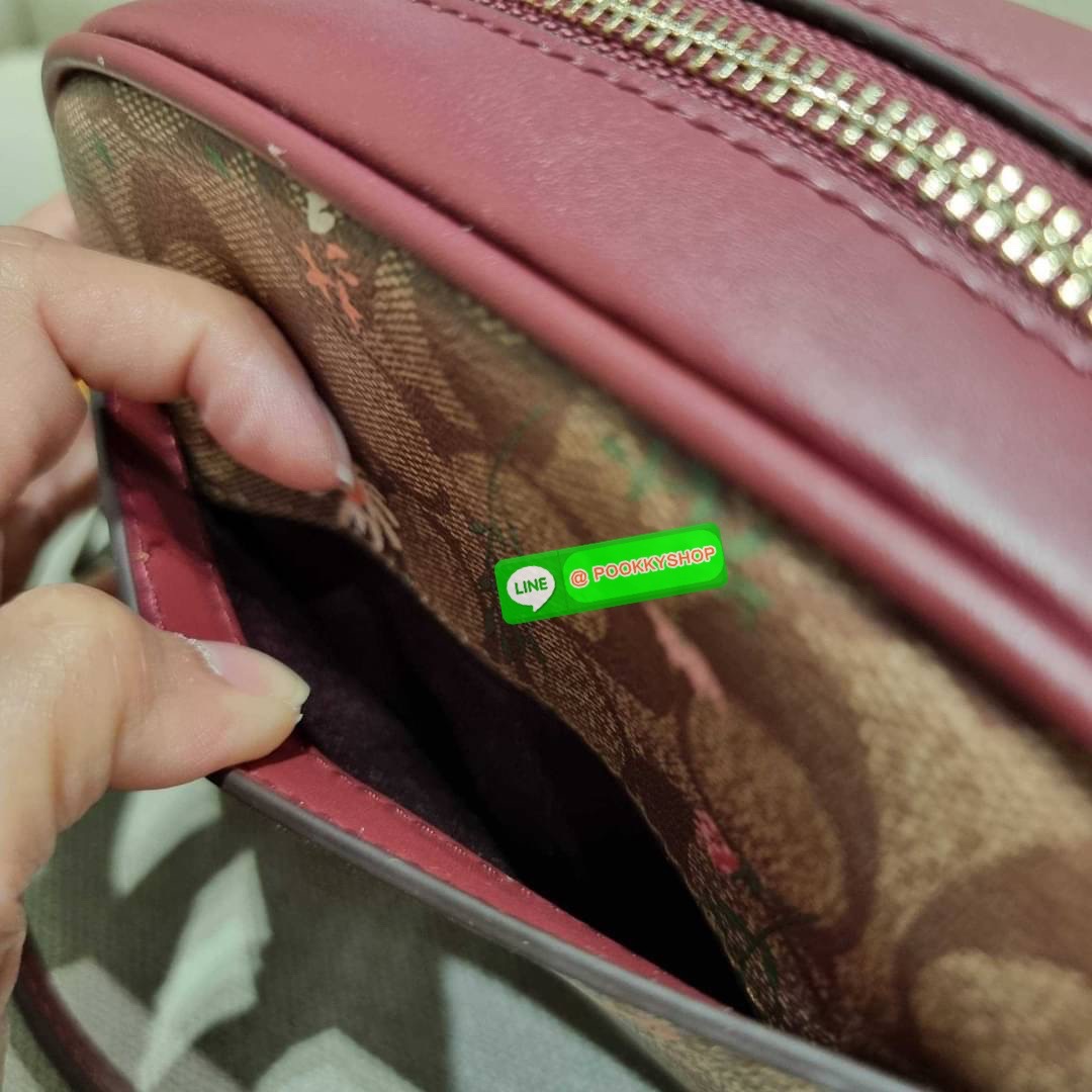 COACH CA719 MINI JAMIE CAMERA BAG IN SIGNATURE CANVAS WITH WILDFLOWER PRINT กระเป๋าสะพายข้าง สวยอยู่ทรง รอบนี้มาในไซน์มินิ ขนาดกำลังดี ดีไซน์น่ารักน่าใช้ ด้วยลายพริ้นท์คละรอบใบ วัสดุหนังแคนวาสเคลือบลาย เปิด-ปิดด้วยซิป ใช้งานสะดวก ภายในเป็นช่องโล่ง พกพาของ