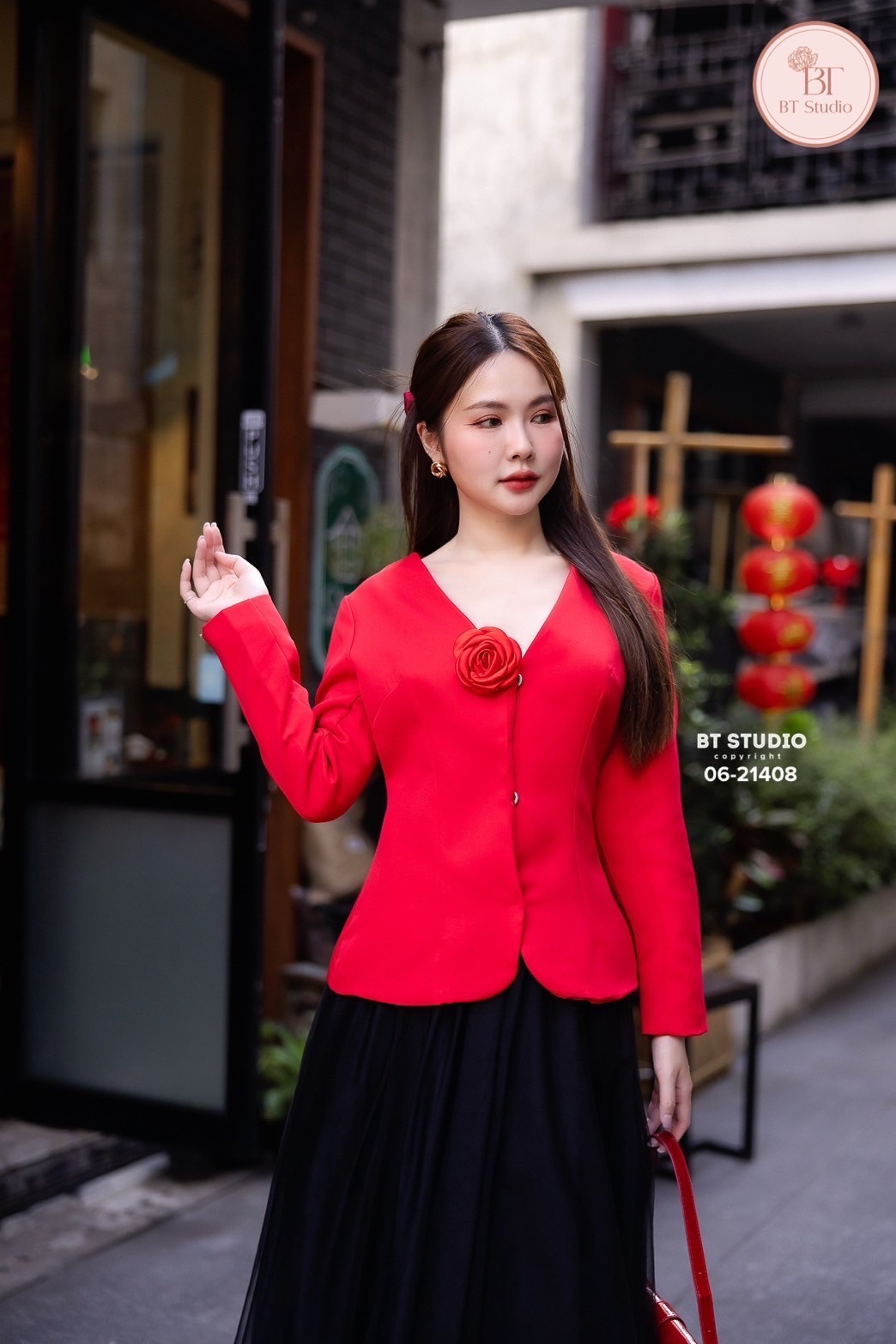 ชุดเซทแฟชั่น เซท 3 ชิ้น เสื้อเบเซอร์แขนยาวแต่งติดแป๊กด้านหน้า มาพร้อมเข็มกลัดโบ แมทซ์กับกระโปรงเอวสูง