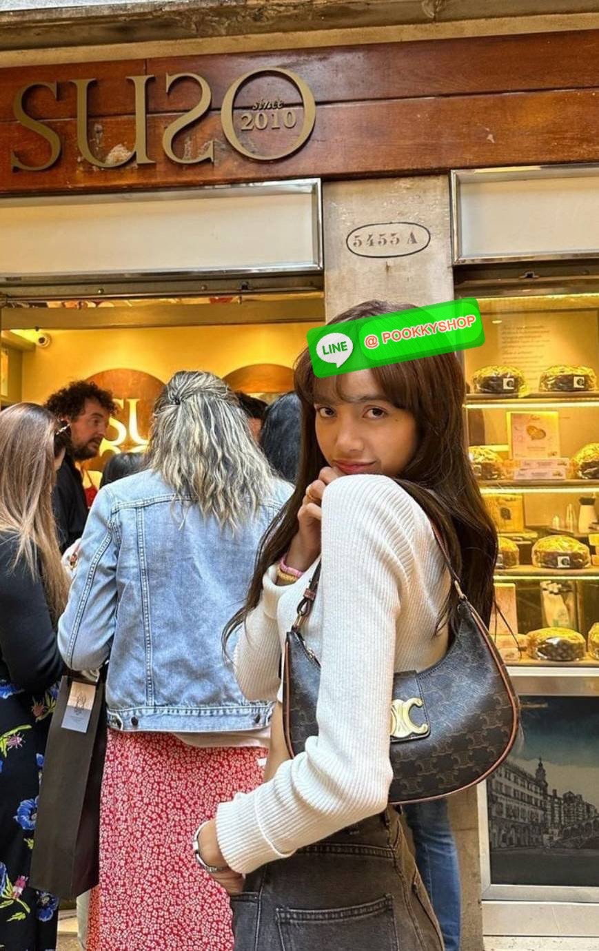 ✴️BEST SELLER!✴️CELINE SHOULDER BAG VIP GIFT WITH PURCHASE (GWP) พรีเมี่ยมกิ๊ฟ Limited Edition จาก CELINE HAUTEPARFUME DUTYFREE COUNTER วัสดุ TRIOMPHE CANVAS รุ่นใหม่ล่าสุดดีไซน์สวยหรู หนังสวยอยู่ทรง ภายในโล่งกว้างและจุสามารถใส่มือถือ กระเป๋