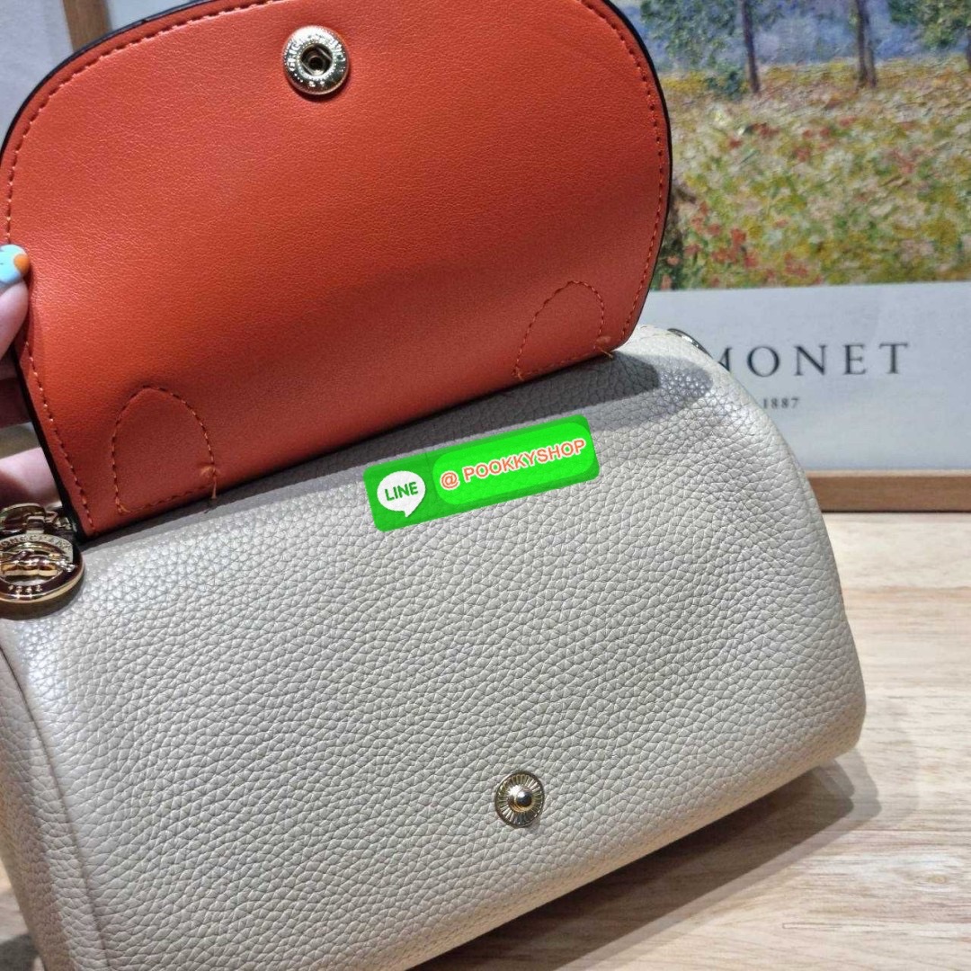Longchamp le pliage xtra XS leather crossbody bag 🔆 Details มาใหม่! กับกระเป๋าถือ/สะพายรุ่นยอดฮิต ที่มาในดีไซน์ทูโทน โดดเด่นมีกิมมิค น่ารักน่าใช้สุดๆ รูปทรง cylinder ใช้งานง่าย ฝากระเป๋ามีช่องเล็กๆให้ได้ใส่บัตร ใส่ธนบัตรแบบหยิบจับง่ายๆ ช่องหลักเป็