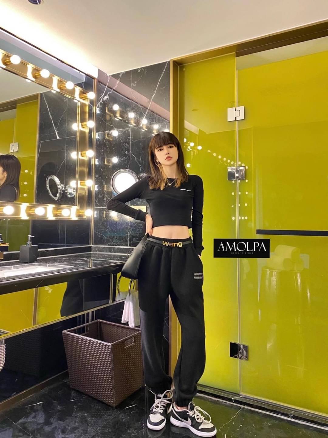 Detail : กางเกง Alexander งานใส่สบาย ชิวๆ แต่งเข็มขัดหัวทองด้านหน้า สวยยเริ่ดดดด งานแน่น ไม่เหมือนใคร ผ้าเก็บทรงสวย งานสวย ใส่แล้วพอดีตัว เข้ารูป ใส่สวยยยมากๆ สามารถใส่ได้ทุกโอกาส งานดีค่ะ แมทซ์กับอะไรก็สวย หรู ดูแพง ห้ามพลาดเลยน้า ป้าย Tag Alexander