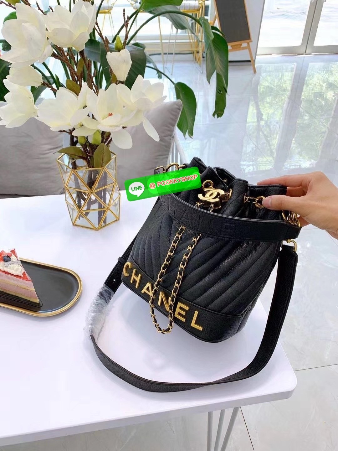 CHANEL Bucket Bag กระเป๋าสะพายทรงบัคเก็ตรุ่นลิมิเต็ด มี 2 แบบให้เลือก หนังเย็บลายตารางและลายริ้ว ตกแต่งโลโก้แบรนด์สวยหรูโดดเด่น ภายในโล่งกว้าง จุของได้เยอะ มาพร้อมสายคล้องไหล่ และสายสะพาย crossbody คุ้มค่ามากๆ ใบนี้งานจริงคือสวย สะพายไปคาเฟ่ชิคๆ ถ่ายรูปสว