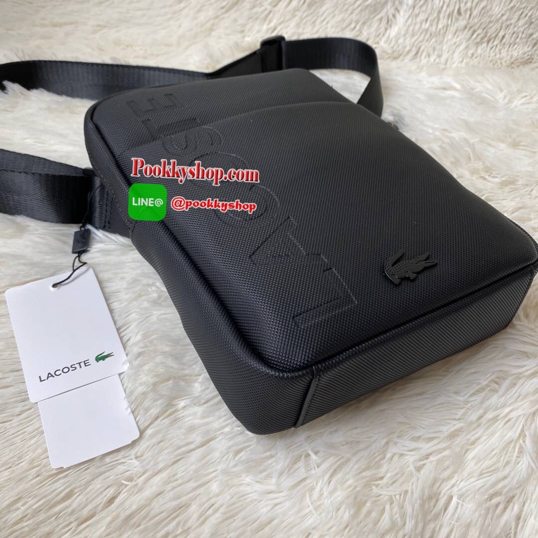 ลาคอส Classic Crossbody Bag กระเป๋าสะพายรุ่นยอดนิยม วัสดุ PVC ด้านหน้ามีโลโก้แบรนด์สวยโดดเด่น มีช่องเล็กใส่ของจุกจิกเปิดปิดด้วยกระดุมแม่เหล็ก ด้านหลังเรียบ มีช่อง1ช่องส่วนช่องด้านในกว้างเปิดปิดกระเป๋าด้วยซิปสะดวกใช้ มีช่องซิปและช่องเสียบด้านข้าง สายสะพา