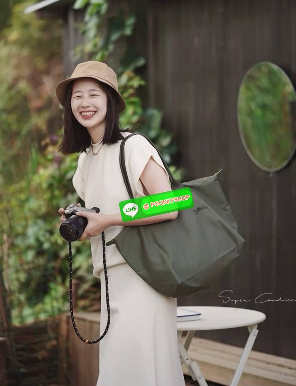LONGCHAMP LE PLIAGE GREEN Shoulder bag L กระเป๋าโท้ทใบนี้ดึงดูดใจคุณด้วยรูปทรงมินิมอลและปริมาตรที่เพียงพอซึ่งสามารถเก็บเอกสารหรือแล็ปท็อปทั้งหมดของคุณได้อย่างง่ายดาย ด้ามยาวช่วยให้คุณสวมใส่ได้อย่างสบายบนไหล่ ขณะที่การปิดด้วยซิปช่วยให้มั่นใจได้ว่าสิ่งของทั