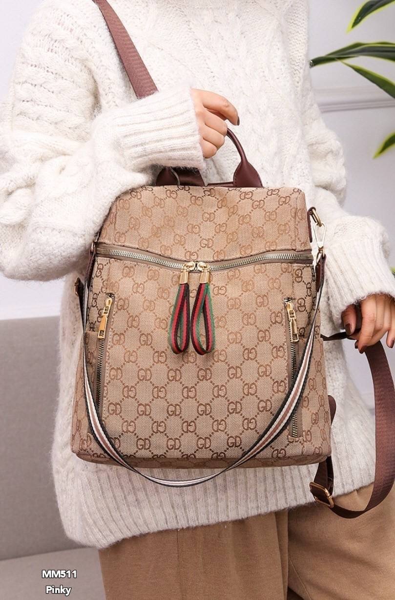 พร้อมส่ง เป้ GD 2 in 1 งานนำเข้า ขิดทอง สวยมาก ซิปหน้ากระเป๋าด้านหน้า ซิปข้างใช้งานได้ ใช้งานได้ทั้งเป้และสะพายข้าง มีสายสะพายข้างงานดีมาก ใบใหญ่ จุเยอะ