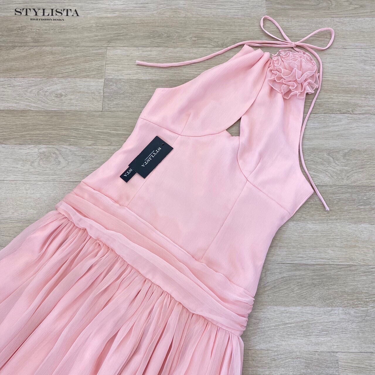 เดรสแฟชั่น เดรสยาวโทนพีชหวาน ดีไซน์เก็บเอว พร้อมดอกกุหลาบคอผูกสุดละมุน