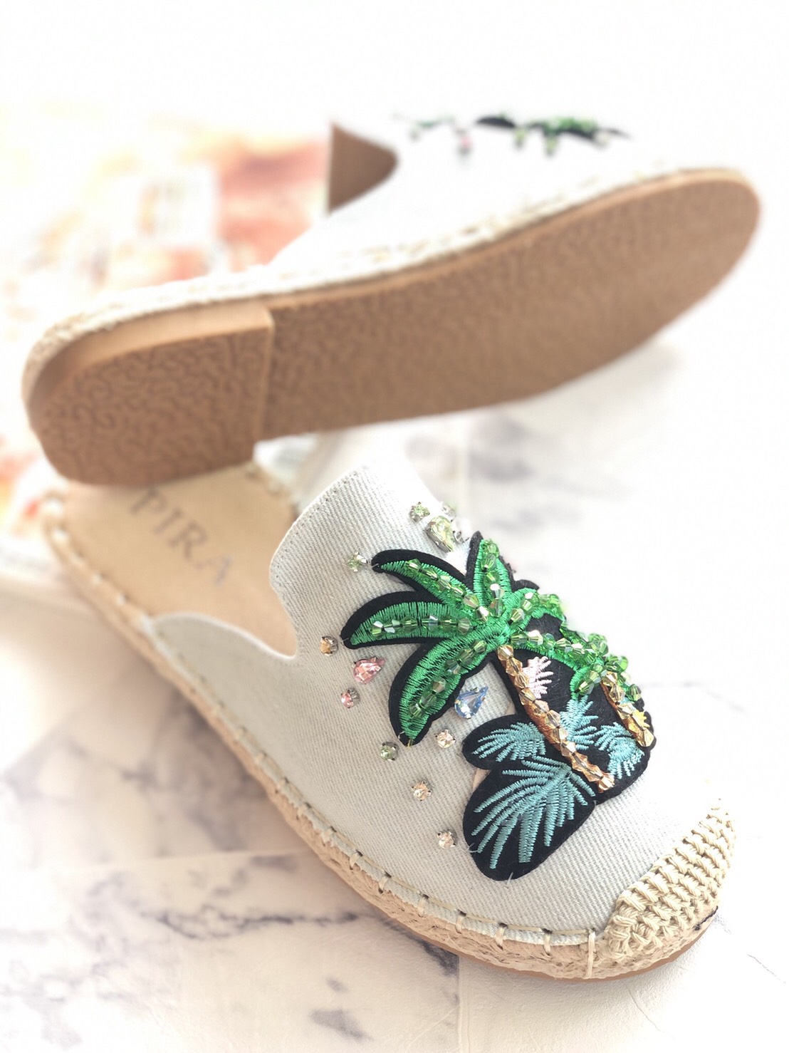 พร้อมส่งรอบ3เลยจ้า รองเท้าเปิดส้น อร๊ายสวยอีกแล้วรองเท้าเปิดส้นต้นมะพร้าว พร้อมเสิร์ฟจ้า ตัวนี้ห้ามพลาด งานปักอย่างดี งานดี งานสวย แม่ค้ารับประกันเลยค่ะ แมตช์กับกระโปรงหรือกางเกงก็น่ารักคะ ใส่ง่ายได้ทุกโอกาส ห้ามพลาดเลยจ้าตัวนี้แนะนำ อย่าช้ารีบเลย