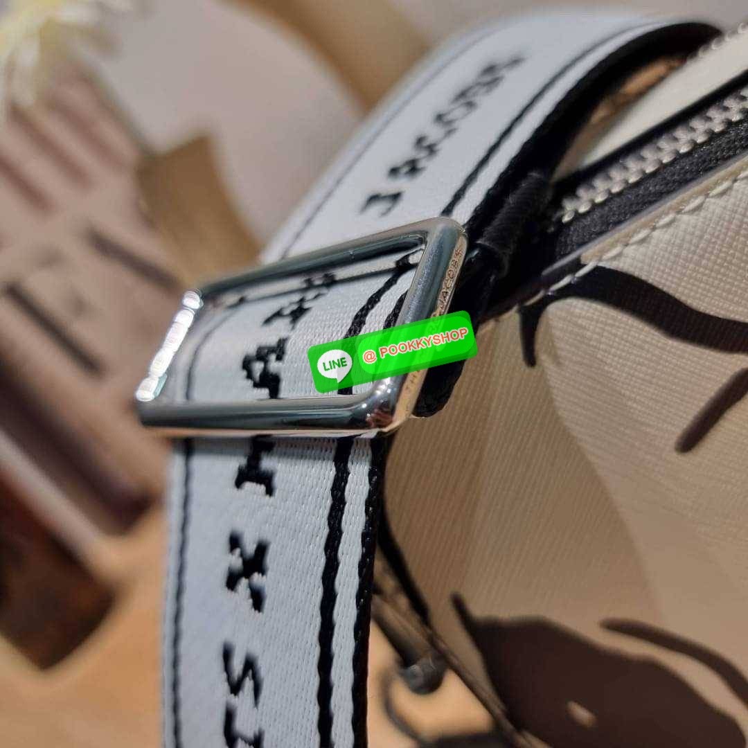 PEANUTS × MARC JACOBS THE SNAPSHOT CROSSBODY BAG คอลเลคชั่นแสนคิวท์ ที่ยกขบวนเหล่าซุปตาร์การ์ตูนมาให้แบบจัดเต็ม กับไอเท็มยอดฮิตที่โดดเด่นเป็นเอกลักษณ์ กระเป๋าสะพายข้างสุดปัง ดีไซน์ลายพรินท์ตัวการ์ตูนสุดฮอต เรียกได้ว่าไม่ซ้ำใคร!! วัสดุหนังวัว สวยอยู่ทรง เป