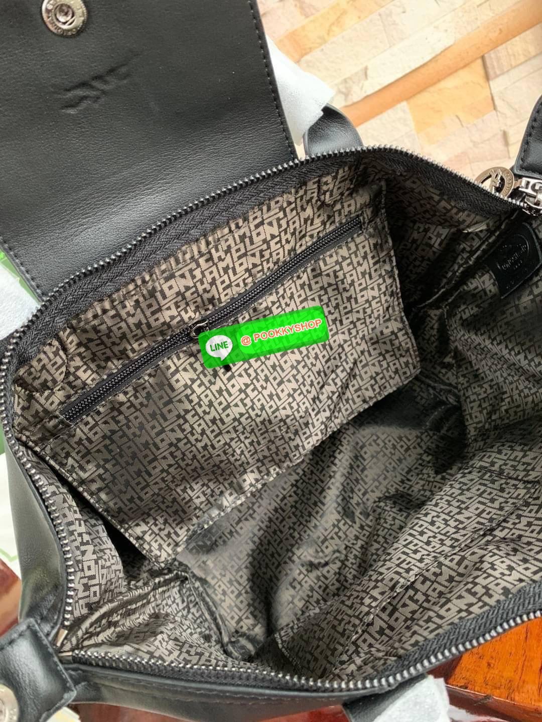 Longchamp LE PLIAGE CUIR TOP HANDLE BAG S เรียกว่าเป็นกระเป๋าอีกหนึ่งรุ่นที่ไม่ว่ายังไงก็ฮอตฮิตและติดเทรนด์ตลอดไม่เคยเปลี่ยนกับ ทรง Le Pliage Cuir หนึ่งในตระกูลกระเป๋าสุดไอคอนิกจากแบรนด์ เมื่อรุ่น Le Pliage Cuir ในรูปแบบของหนังแกะ Metis ได้ถือกำเนิดขึ้นใน