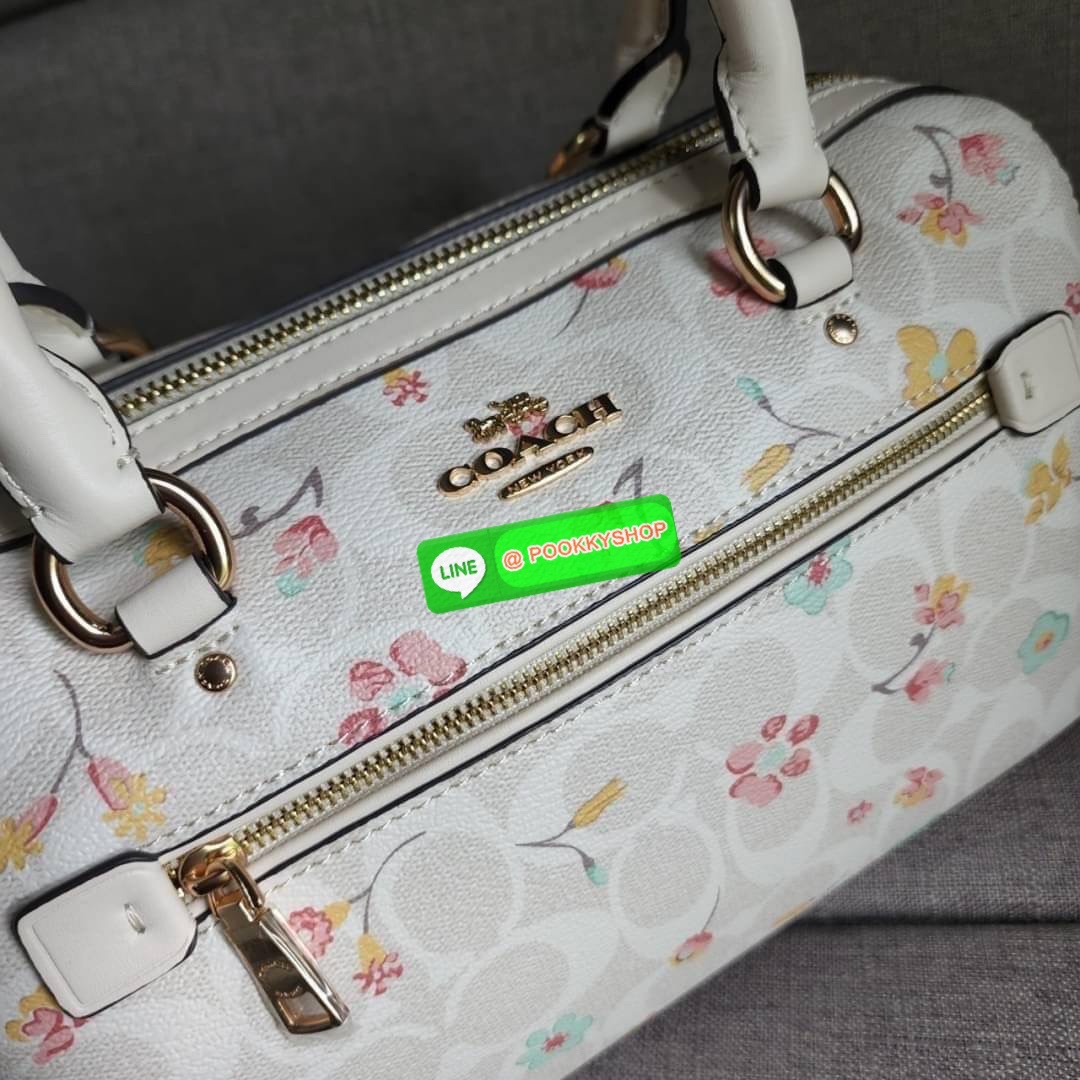 COACH ROWAN SATCHEL IN SIGNATURE CANVAS WITH MYSTICAL FLORAL PRINT (COACH C8615) กระเป๋าสะพายข้างทรงหมอนเป็นอีกรุ่นมาแรงสุดๆ ฮอตตลอด เป็นทรงที่ต้องมาติดตู้ โดดเด่นอย่างลงตัวกับรุ่นนี้ หมอน 10" รุ่นมีช่องซิปด้านหน้า สามารถแยกเก็บของสำคัญๆได้อย่างเป็นส